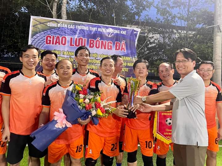 Sôi nổi Giải bóng đá Nam đoàn viên Công đoàn các trường THPT trên địa bàn huyện Hương Khê